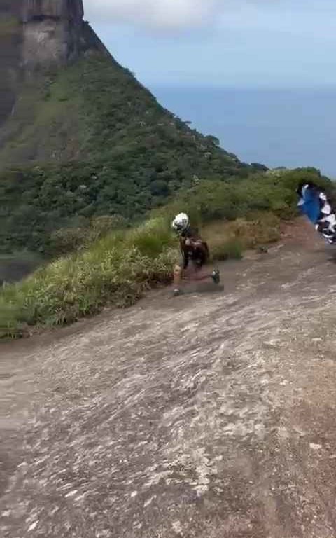 Un instructeur de parachutisme décède en sautant d'une falaise, vidéo d'un accident