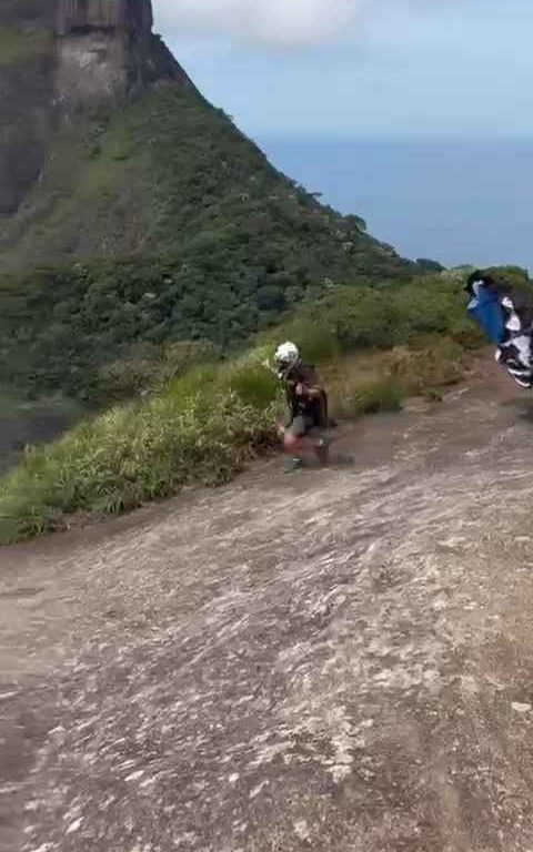 Un instructeur de parachutisme décède en sautant d'une falaise, vidéo d'un accident