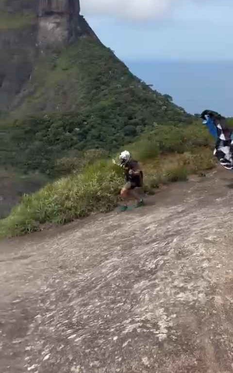 Un instructeur de parachutisme décède en sautant d'une falaise, vidéo d'un accident