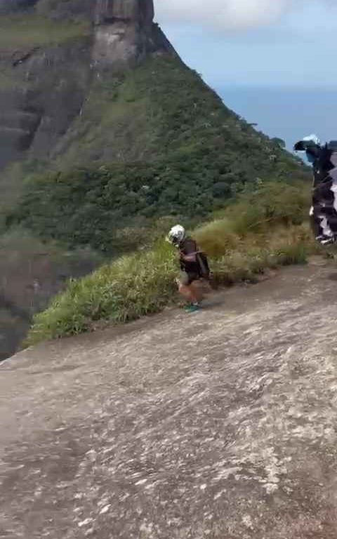 Un instructeur de parachutisme décède en sautant d'une falaise, vidéo d'un accident