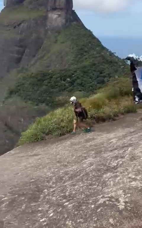 Un instructeur de parachutisme décède en sautant d'une falaise, vidéo d'un accident