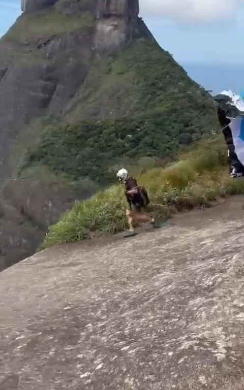 Un instructeur de parachutisme décède en sautant d'une falaise, vidéo d'un accident