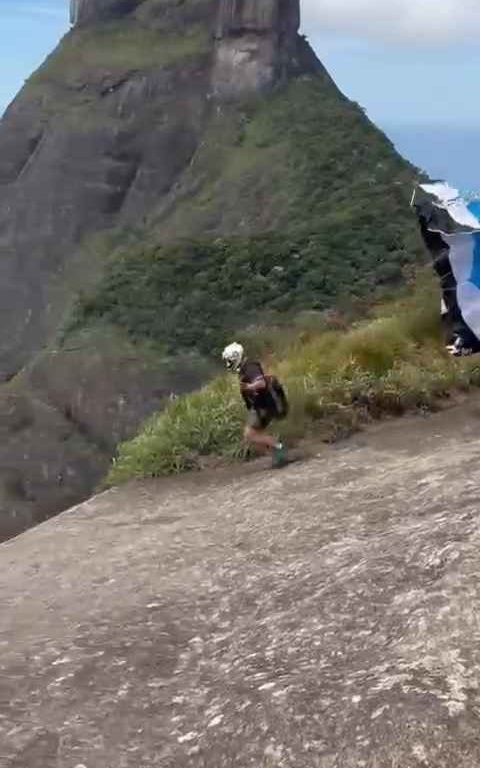 Un instructeur de parachutisme décède en sautant d'une falaise, vidéo d'un accident