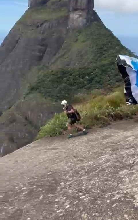 Un instructeur de parachutisme décède en sautant d'une falaise, vidéo d'un accident