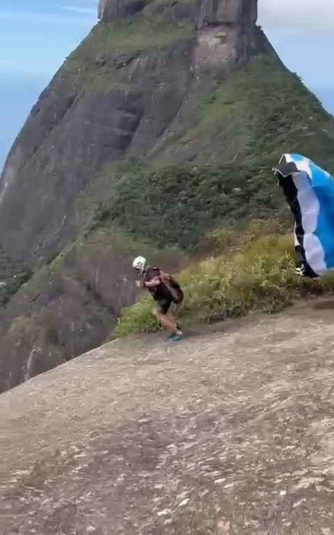 Un instructeur de parachutisme décède en sautant d'une falaise, vidéo d'un accident