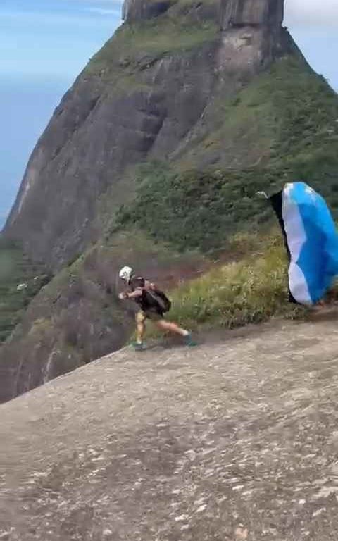 Un instructeur de parachutisme décède en sautant d'une falaise, vidéo d'un accident