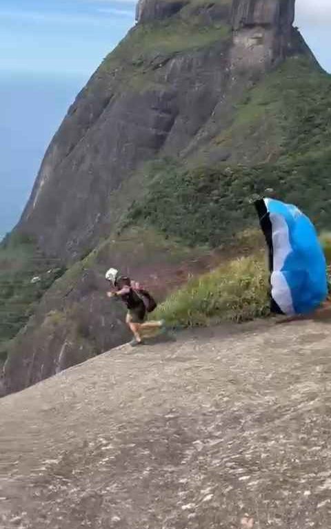 Un instructeur de parachutisme décède en sautant d'une falaise, vidéo d'un accident