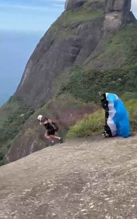 Un instructeur de parachutisme décède en sautant d'une falaise, vidéo d'un accident