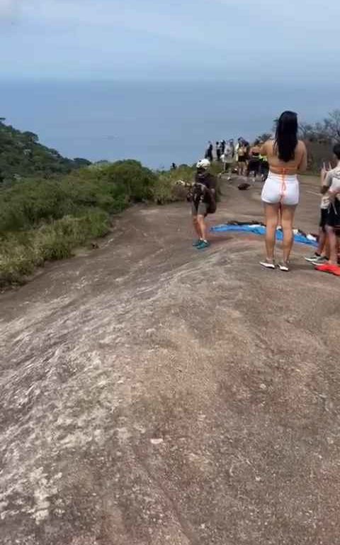 Un instructeur de parachutisme décède en sautant d'une falaise, vidéo d'un accident