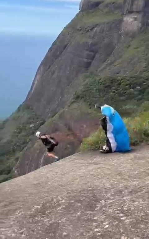 Un instructeur de parachutisme décède en sautant d'une falaise, vidéo d'un accident