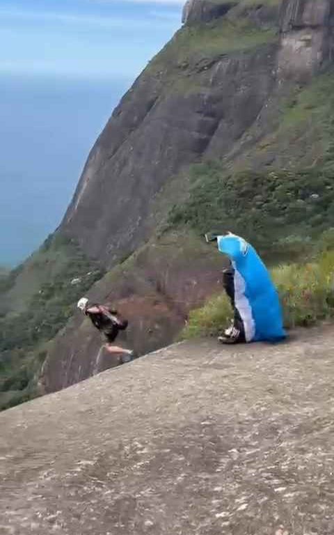 Un instructeur de parachutisme décède en sautant d'une falaise, vidéo d'un accident