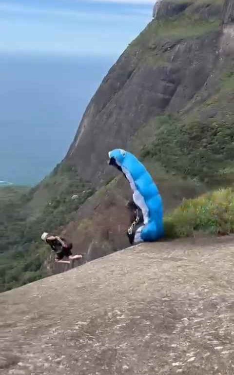 Un instructeur de parachutisme décède en sautant d'une falaise, vidéo d'un accident