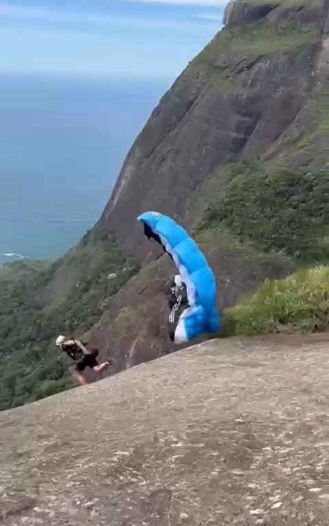 Un instructeur de parachutisme décède en sautant d'une falaise, vidéo d'un accident