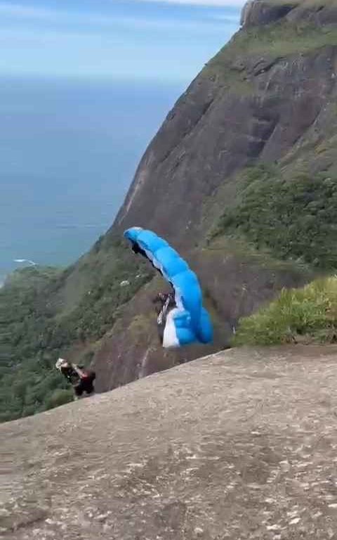 Un instructeur de parachutisme décède en sautant d'une falaise, vidéo d'un accident