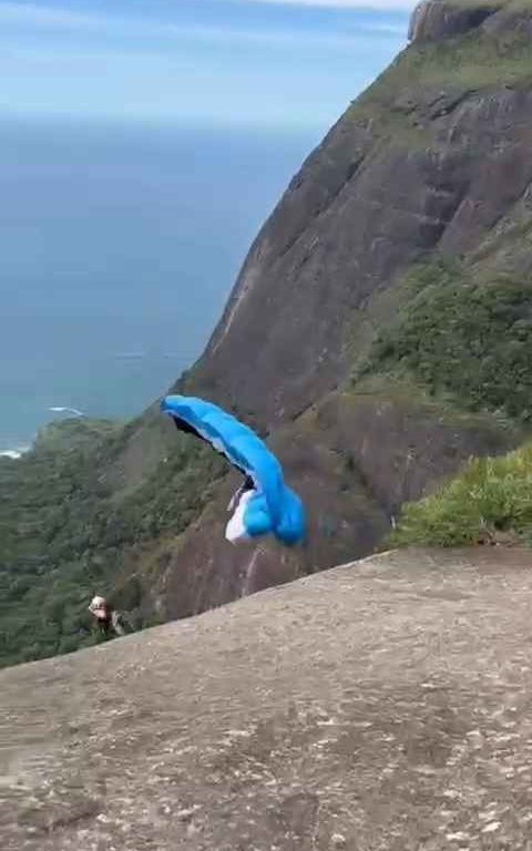 Un instructeur de parachutisme décède en sautant d'une falaise, vidéo d'un accident