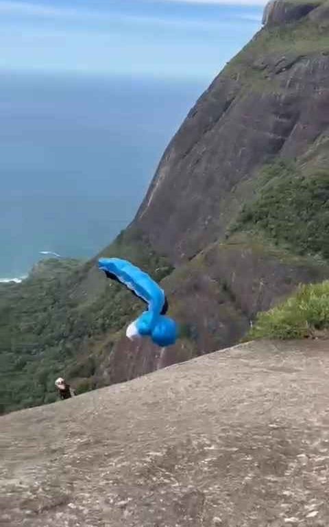 Un instructeur de parachutisme décède en sautant d'une falaise, vidéo d'un accident