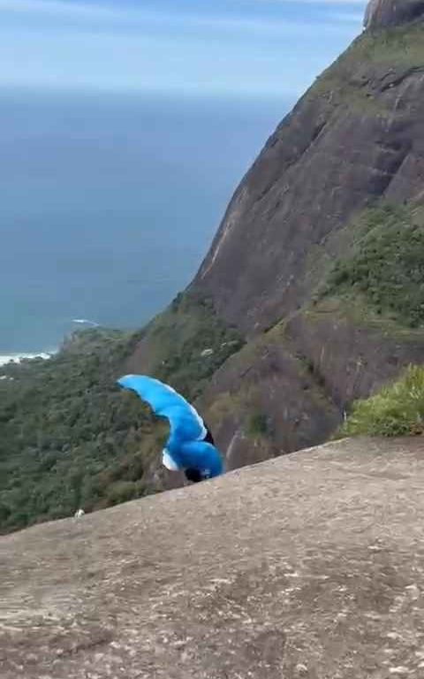 Un instructeur de parachutisme décède en sautant d'une falaise, vidéo d'un accident