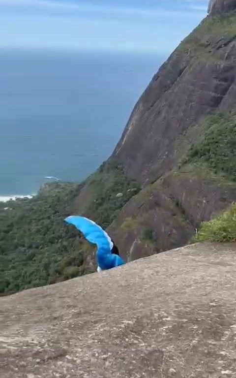 Un instructeur de parachutisme décède en sautant d'une falaise, vidéo d'un accident