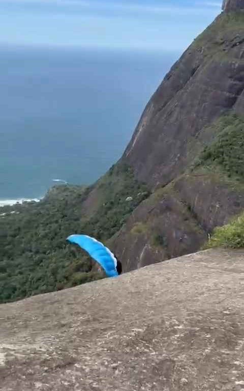 Un instructeur de parachutisme décède en sautant d'une falaise, vidéo d'un accident