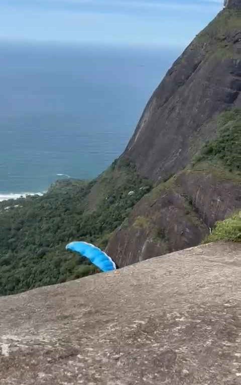 Un instructeur de parachutisme décède en sautant d'une falaise, vidéo d'un accident