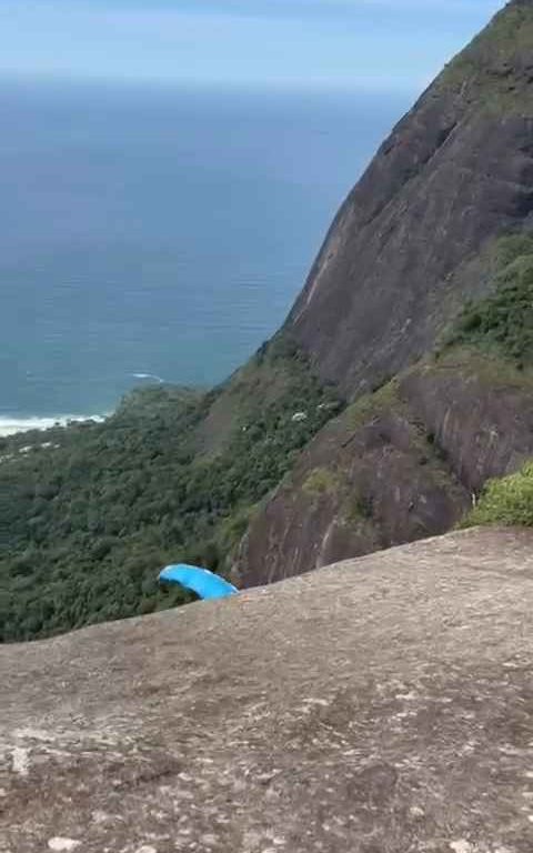 Un instructeur de parachutisme décède en sautant d'une falaise, vidéo d'un accident