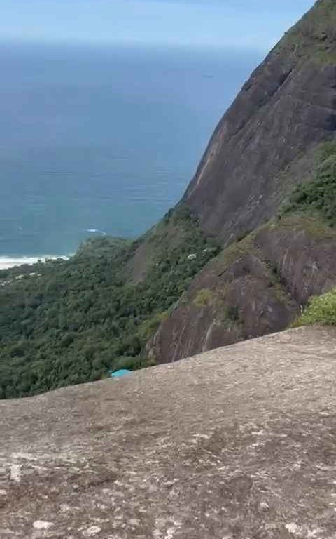 Un instructeur de parachutisme décède en sautant d'une falaise, vidéo d'un accident