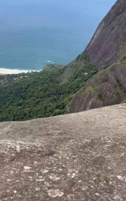 Un instructeur de parachutisme décède en sautant d'une falaise, vidéo d'un accident