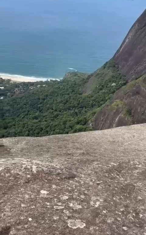 Un instructeur de parachutisme décède en sautant d'une falaise, vidéo d'un accident