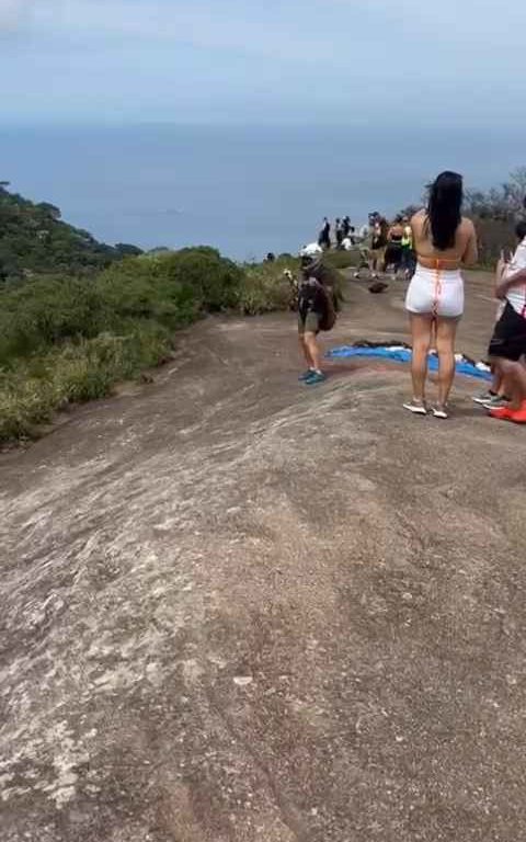 Un instructeur de parachutisme décède en sautant d'une falaise, vidéo d'un accident