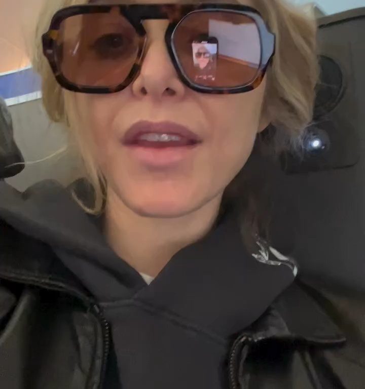 Jenny Mollen monte dans l'avion avec des poux : insultée par les fans