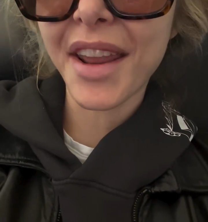 Jenny Mollen monte dans l'avion avec des poux : insultée par les fans