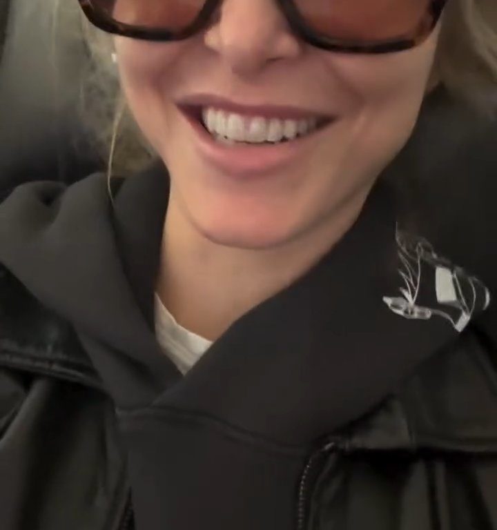 Jenny Mollen monte dans l'avion avec des poux : insultée par les fans