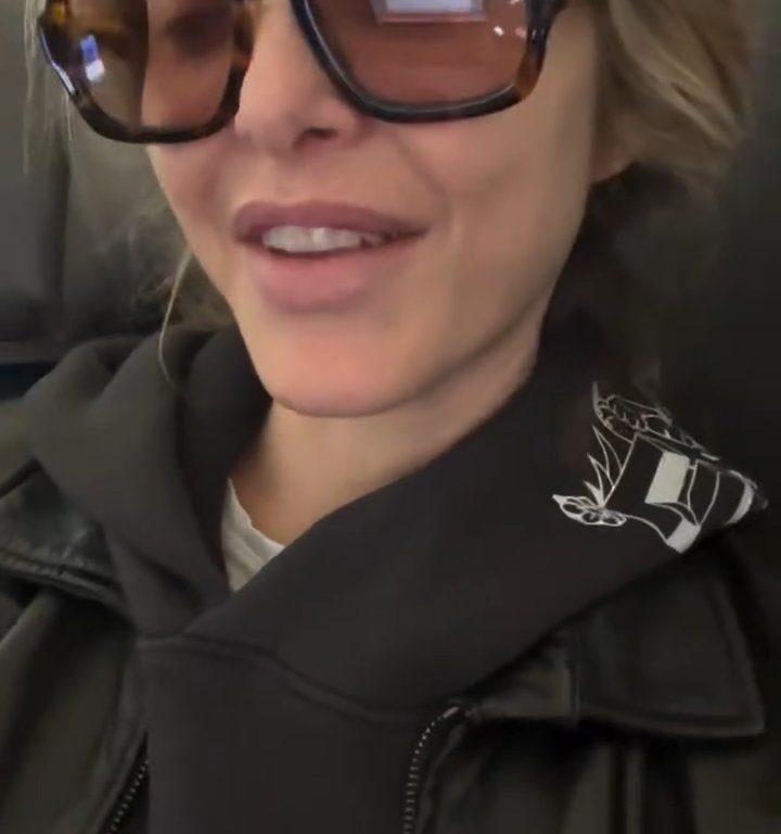 Jenny Mollen monte dans l'avion avec des poux : insultée par les fans