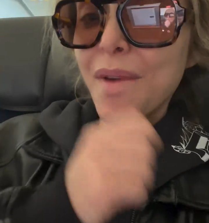 Jenny Mollen monte dans l'avion avec des poux : insultée par les fans