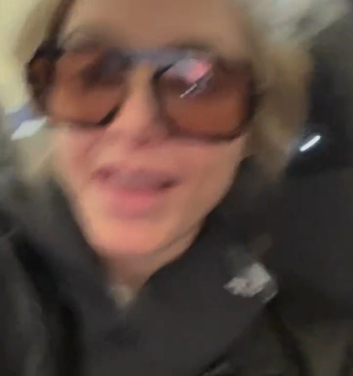 Jenny Mollen monte dans l'avion avec des poux : insultée par les fans