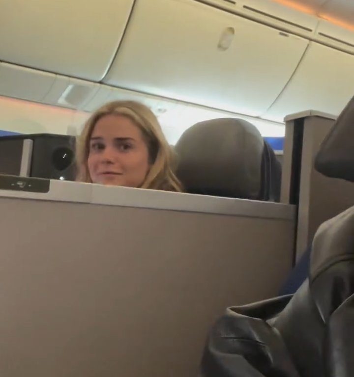 Jenny Mollen monte dans l'avion avec des poux : insultée par les fans