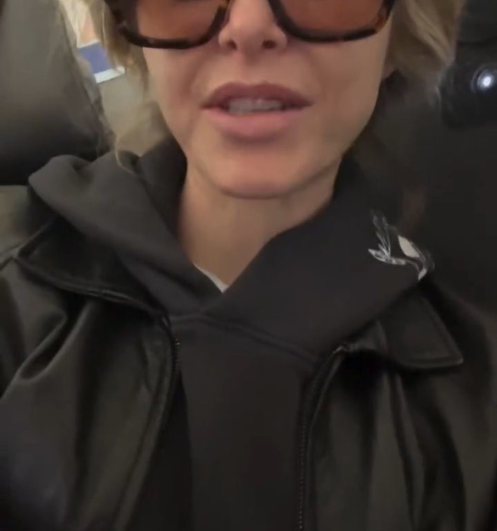 Jenny Mollen monte dans l'avion avec des poux : insultée par les fans