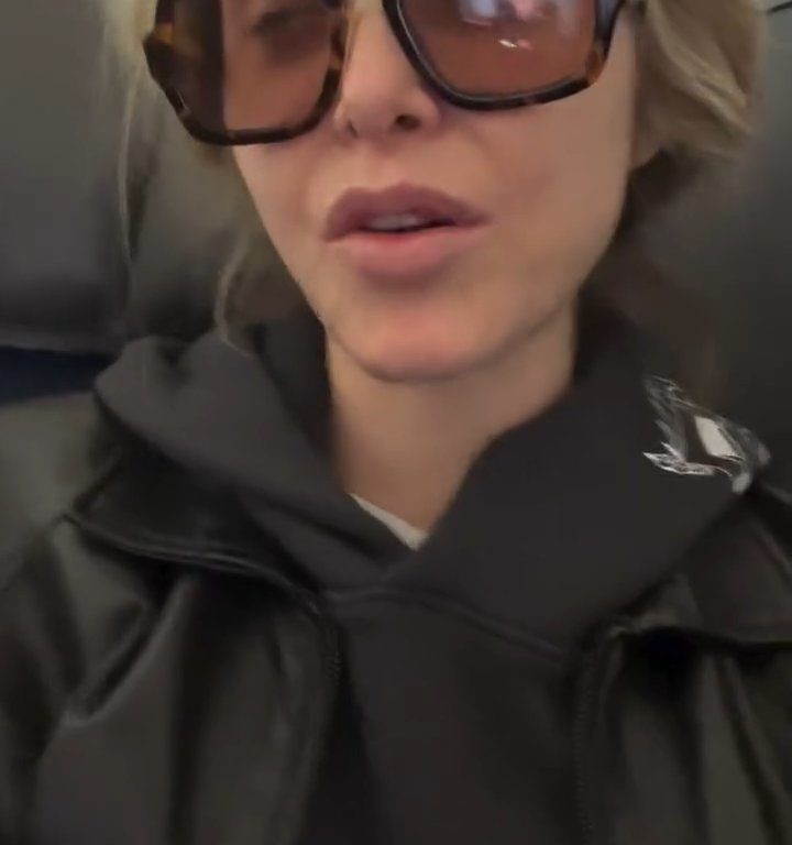 Jenny Mollen monte dans l'avion avec des poux : insultée par les fans