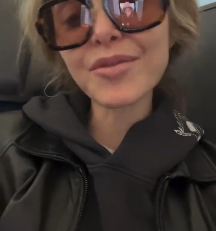 Jenny Mollen monte dans l'avion avec des poux : insultée par les fans