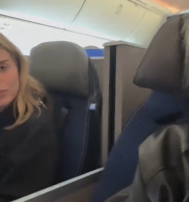 Jenny Mollen monte dans l'avion avec des poux : insultée par les fans