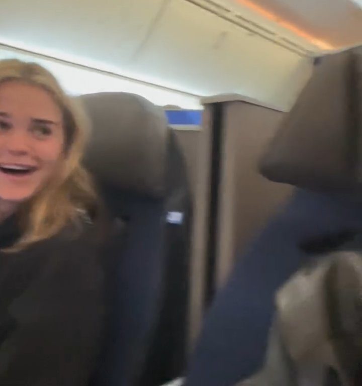 Jenny Mollen monte dans l'avion avec des poux : insultée par les fans