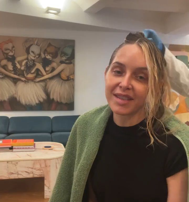 Jenny Mollen monte dans l'avion avec des poux : insultée par les fans