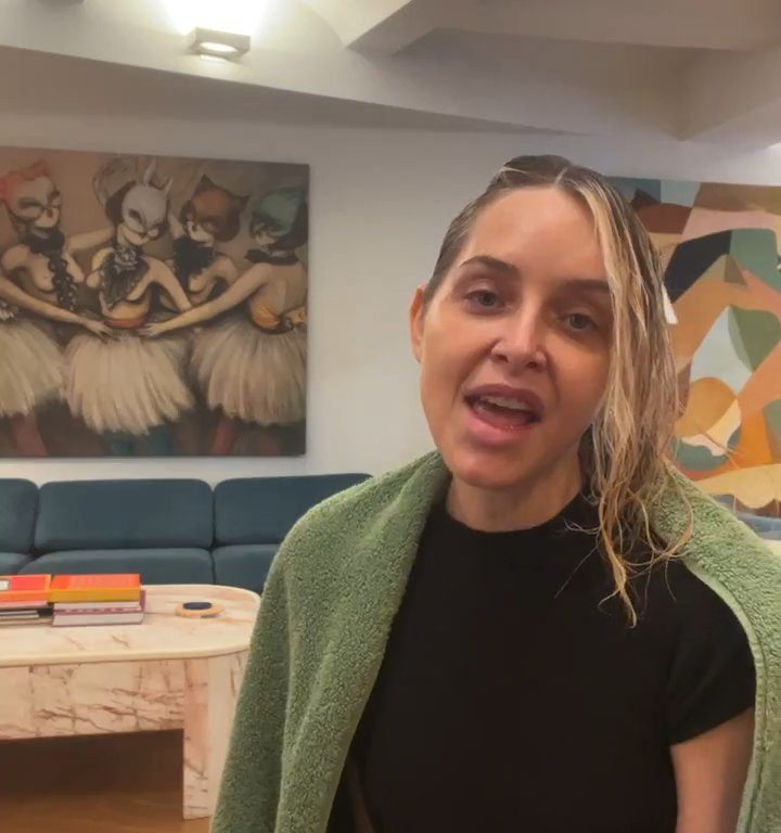 Jenny Mollen monte dans l'avion avec des poux : insultée par les fans