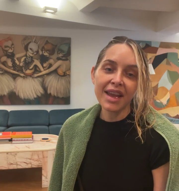 Jenny Mollen monte dans l'avion avec des poux : insultée par les fans