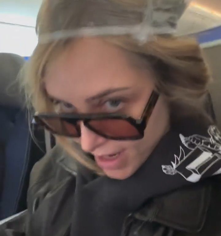 Jenny Mollen monte dans l'avion avec des poux : insultée par les fans