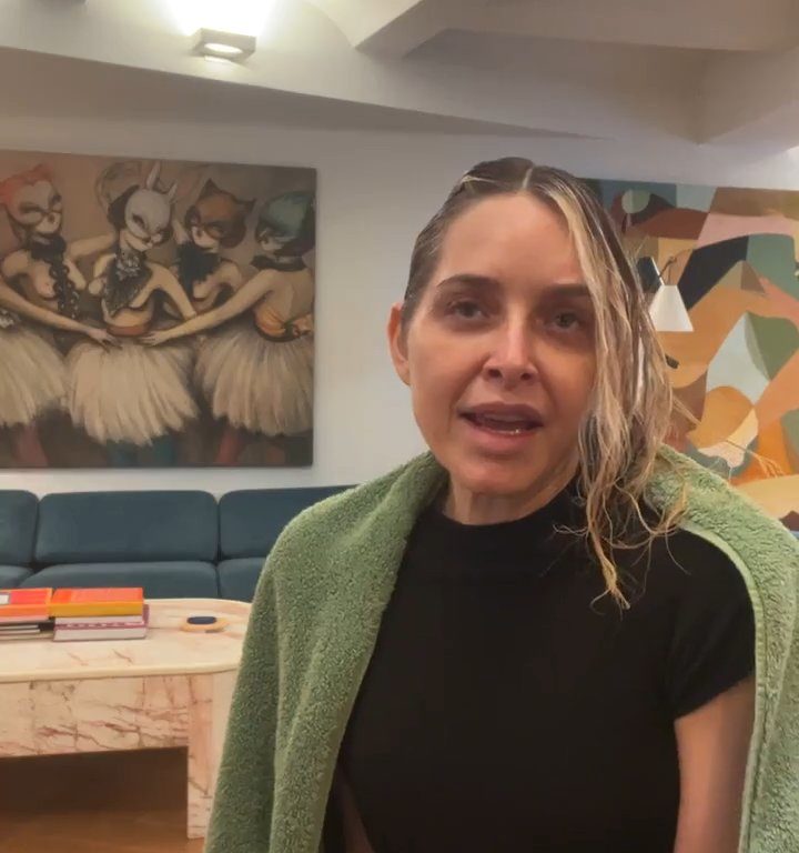 Jenny Mollen monte dans l'avion avec des poux : insultée par les fans