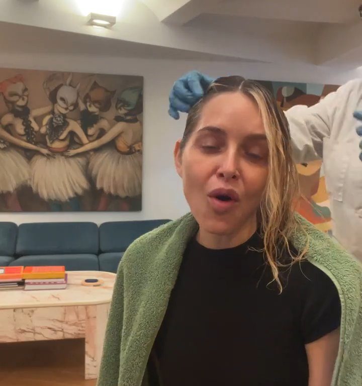 Jenny Mollen monte dans l'avion avec des poux : insultée par les fans