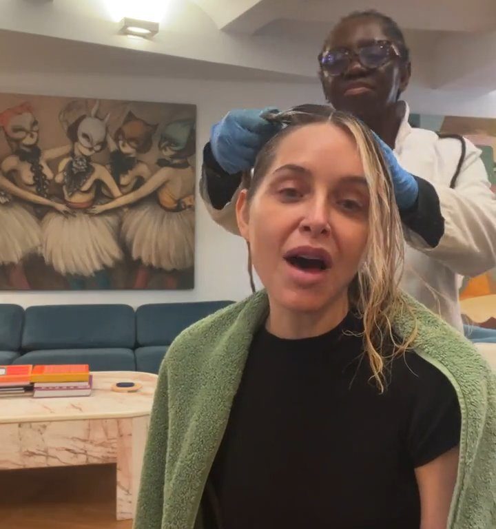 Jenny Mollen monte dans l'avion avec des poux : insultée par les fans