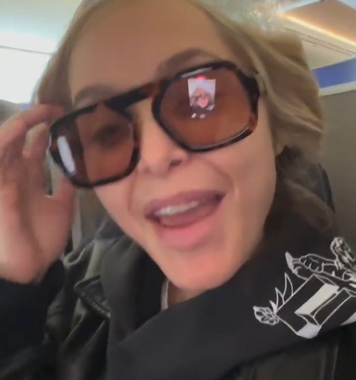 Jenny Mollen monte dans l'avion avec des poux : insultée par les fans