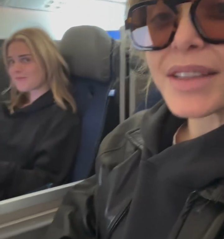 Jenny Mollen monte dans l'avion avec des poux : insultée par les fans